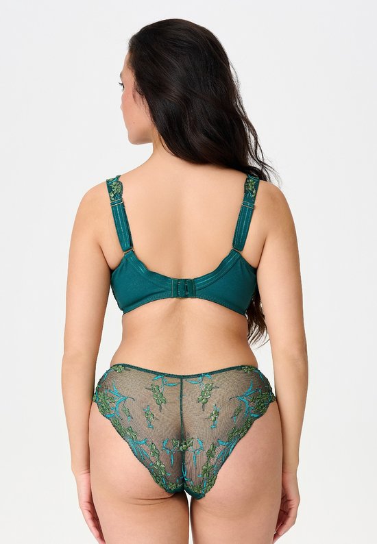 Model toont de achterkant van een donkergroene slip met kanten details en geborduurde bloemen.