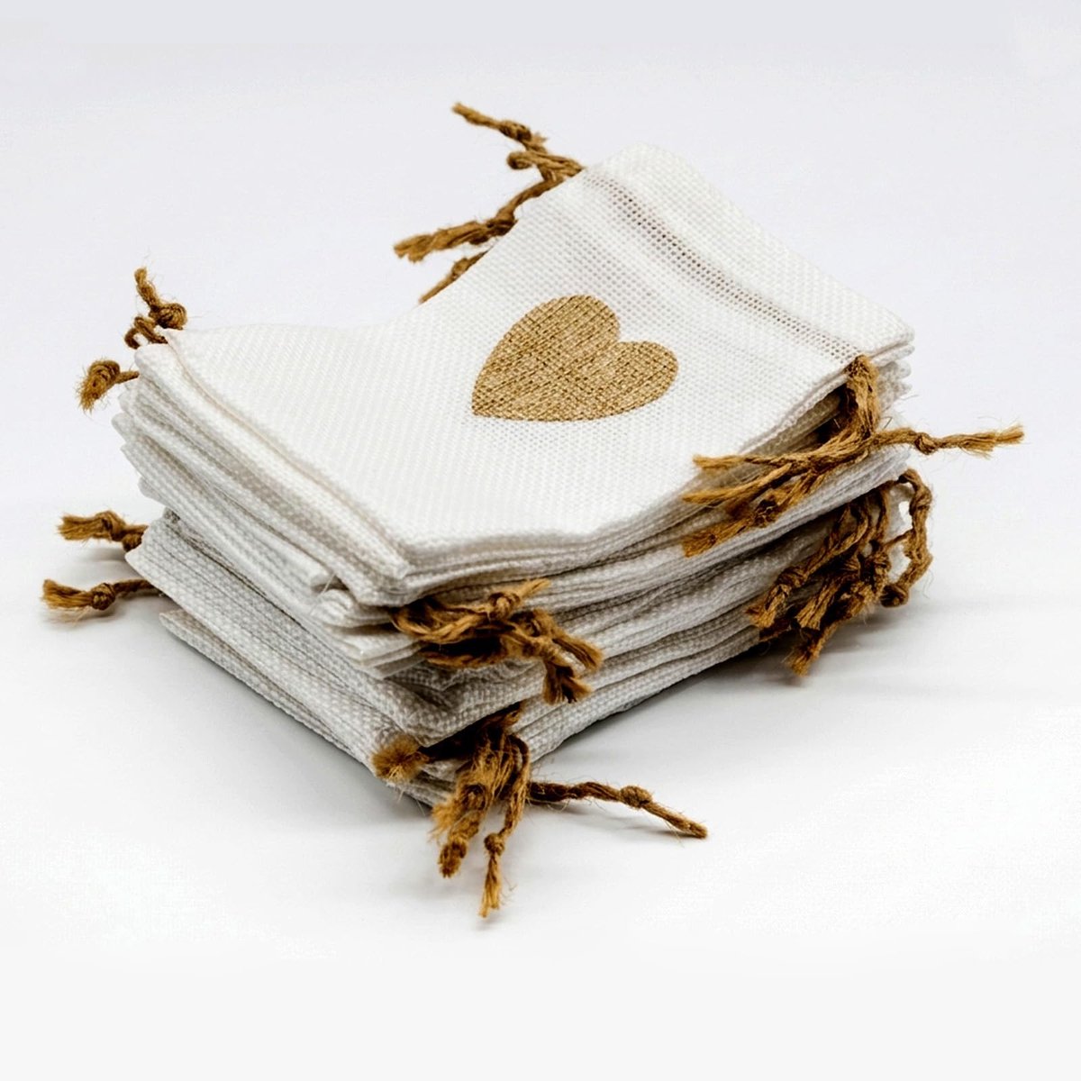 24 Stuks Witte Jute Zakjes 10x15cm | Met Hartdecoratie en Trekkoord | Kleine Stoffen Zakjes om te Vullen | Voor Bedankjes Bruiloft, Adventskalender en Kleine Cadeautjes
