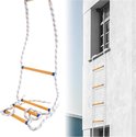 Een reddingsladder met houten sporten hangt naast een wit gebouw. Naast een productfoto van de ladder.