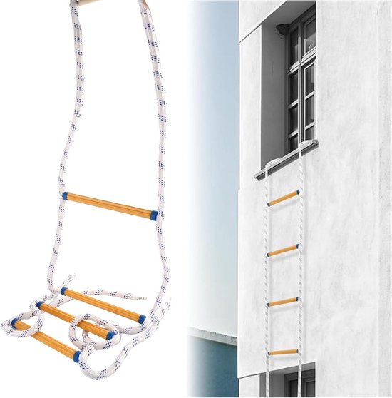 Een reddingsladder met houten sporten hangt naast een wit gebouw. Naast een productfoto van de ladder.
