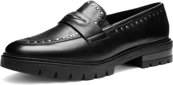Zwarte leren loafer met studs rond de kraag en neus, en een dikke profielzool.