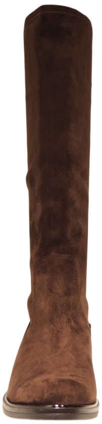 Voorkant van een bruine stretch laars van Caprice met een spitse neus.