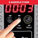 Close-up van een vinger die op de 'Menu' knop van een Tefal multicooker drukt, met een timer van 00:03.