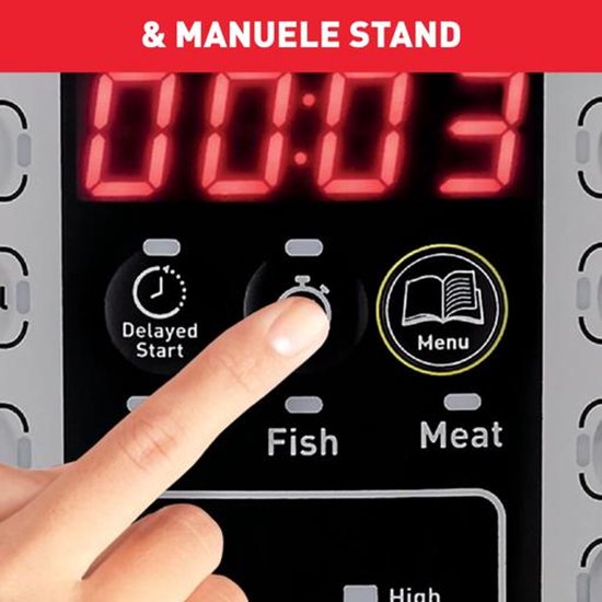 Close-up van een vinger die op de 'Menu' knop van een Tefal multicooker drukt, met een timer van 00:03.