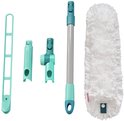 Plumeau blanc et duveteux, manche turquoise, support rotatif et une poignée turquoise supplémentaire.