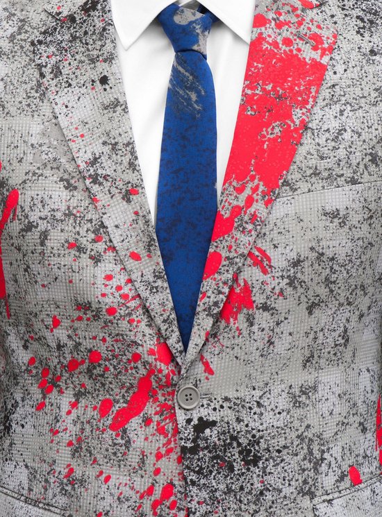Close-up van grijs OppoSuits pak met rode bloedvlekken en handafdrukken, blauwe das.