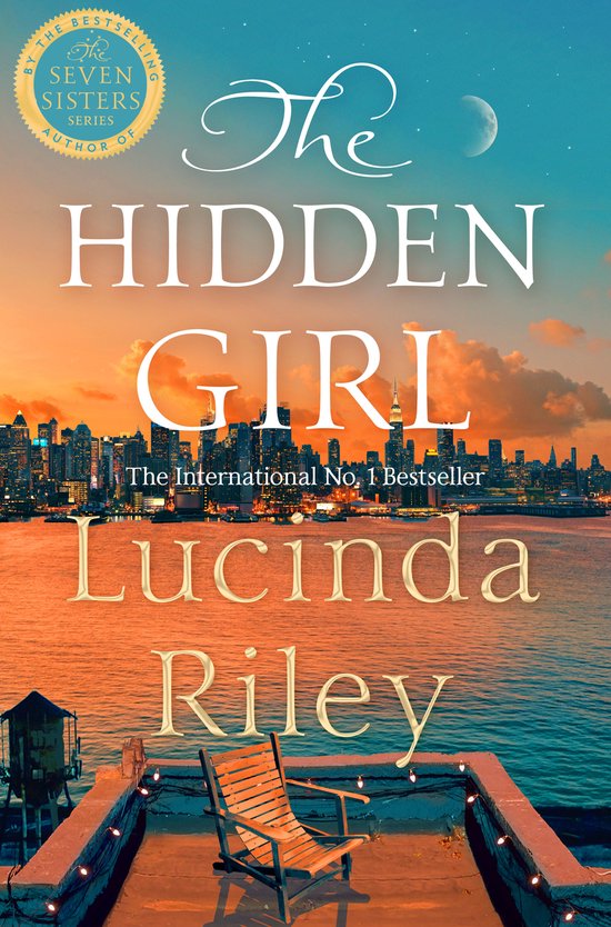 Couverture du livre 'The Hidden Girl' par Lucinda Riley. Une vue de la skyline de New York au coucher du soleil, avec une chaise sur un toit au premier plan.