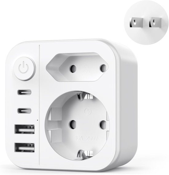 Witte reisadapter met Europese stopcontacten, twee USB-C en twee USB-A poorten, met Amerikaanse stekker in cirkel.