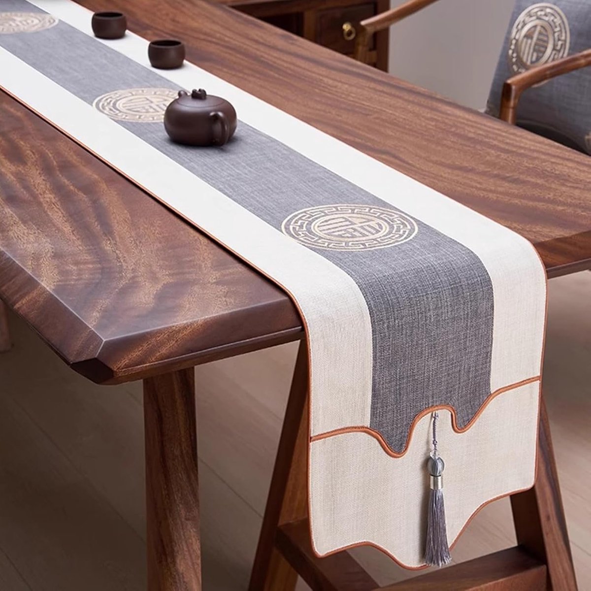 Tafelloper - Tafelkleed loper - Tafeldecoratie - Geborduurd patroon - 33 x 270 cm - Beige kaki