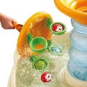 Kleurrijke draaiende waterbekers met vrolijke gezichtjes vallen in een watertafel.