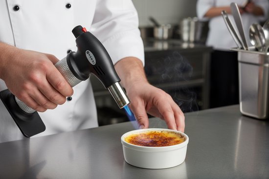Chef karamelliseert de bovenkant van een crème brûlée met een HENDI keukenbrander.