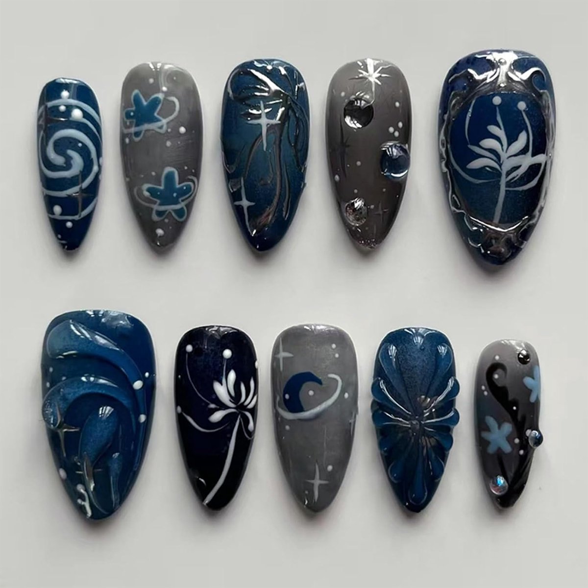 24 Stuks Zwarte Press on Nails Medium Amandel Fake Nagels met 3D Metaal Lus & Parels Design, Zwarte Gradient, Handgemaakte Press on Nagels Y2K