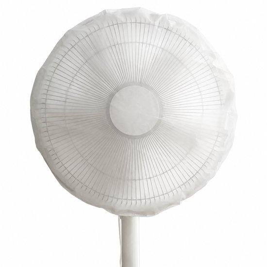 Frontaal aanzicht van een witte staande ventilator bedekt met een doorzichtige, witte hoes.