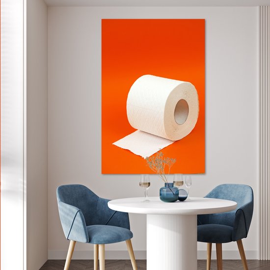 Een poster met een wc-rol op een helder oranje achtergrond.