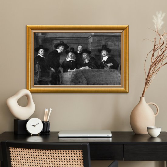 Een groep mannen in klederdracht met hoeden staat rond een tafel, ingelijst in een gouden lijst.