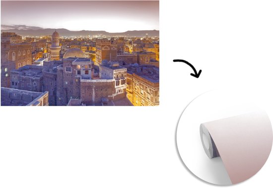 Behang - Fotobehang Straatbeeld van Sanaa en Jemenitische bergen - Breedte 360 cm x hoogte 240 cm