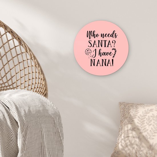 Citation de Noël Qui a besoin du Père Noël? J'ai nana! sur fond rose Assiette en plastique cercle mural - ⌀ 30 cm - peinture ronde - impression photo sur cercle mural en plastique (forex) / cercle vivant / (décoration murale)