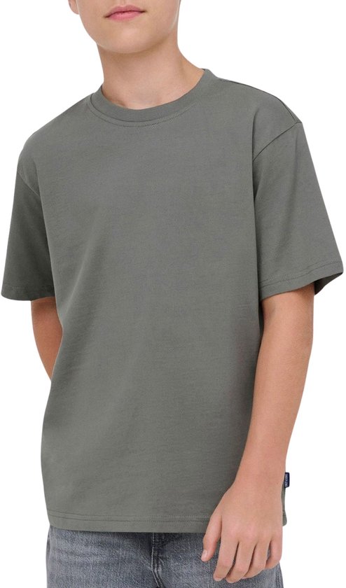 Jongen draagt een grijze T-shirt met ronde hals en korte mouwen.