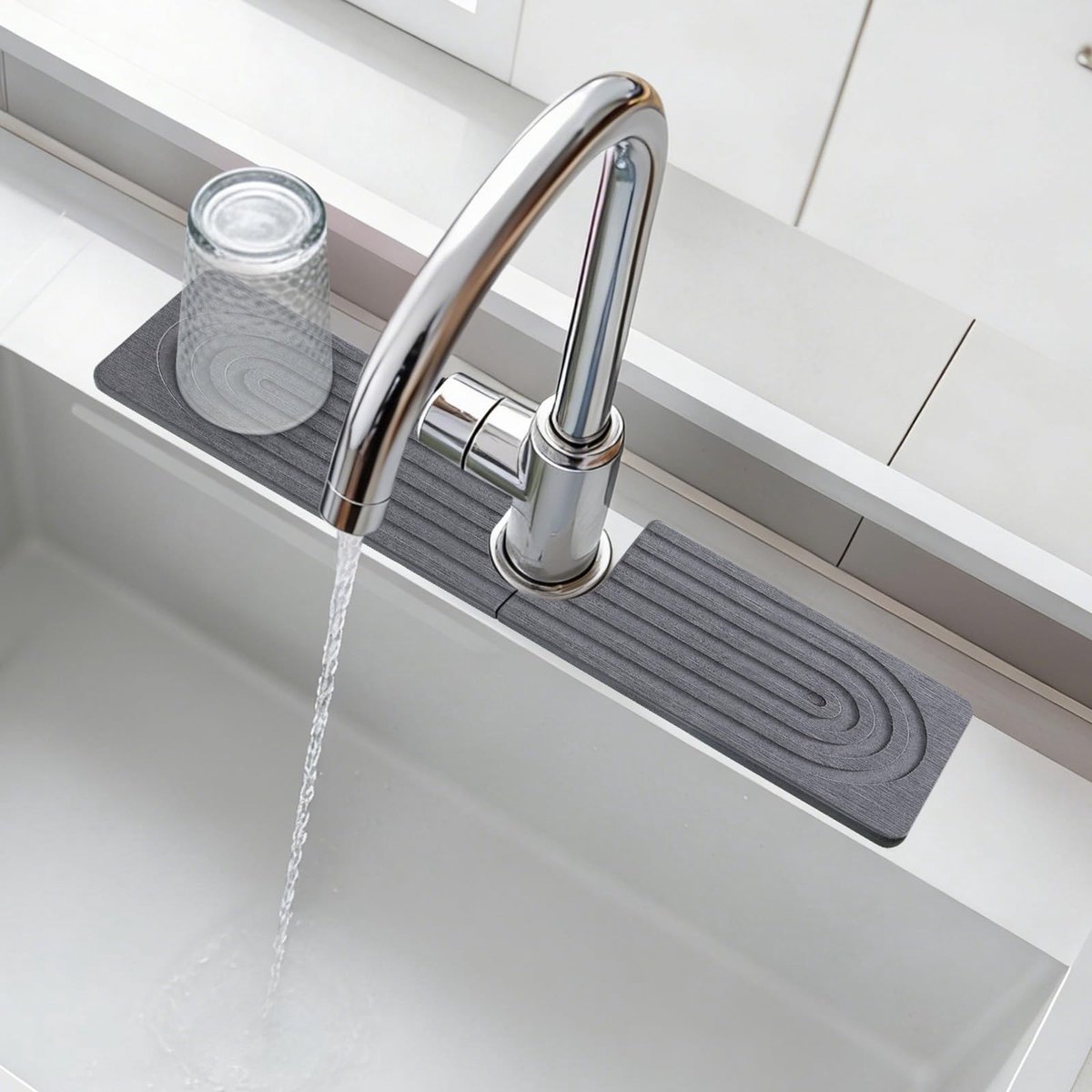 comfoyar stenen kraanmat, diatomiet sneldrogende mat en gootsteenbeschermer voor spatbescherming van de gootsteen, waterabsorberende stenen bak met antislipmat voor badkamerblad, 40 × 10 cm, grijs