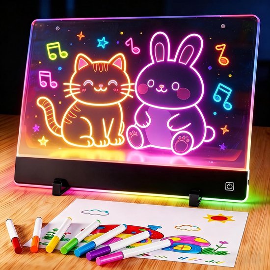 Lichtgevend tekenbord met een kat en konijn, omringd door muzieknoten en sterren. Kleurrijk neonlicht op een zwarte standaard.