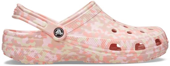 Sabots Crocs roses avec un motif camouflage multicolore aux tons pastel, perforations sur le devant et une bride arrière rabattable.