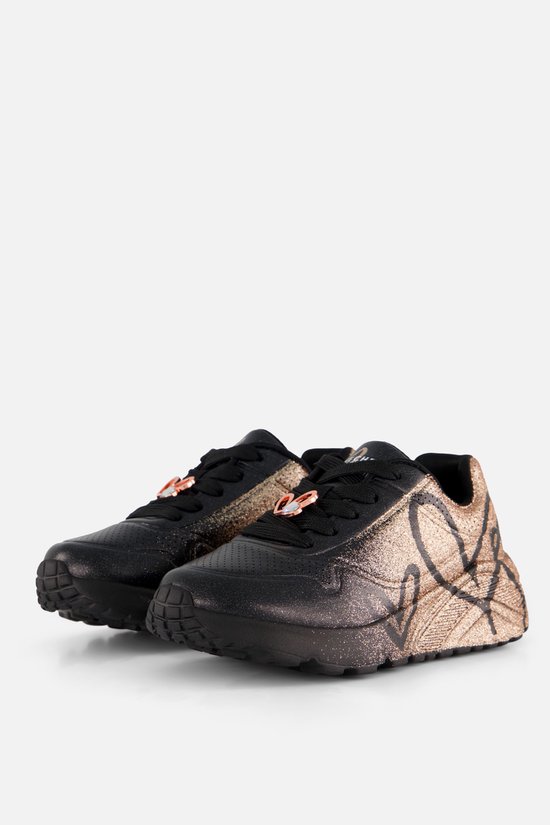 Paar zwarte sneakers met roze gouden glitter en hartvormige veterhangers.