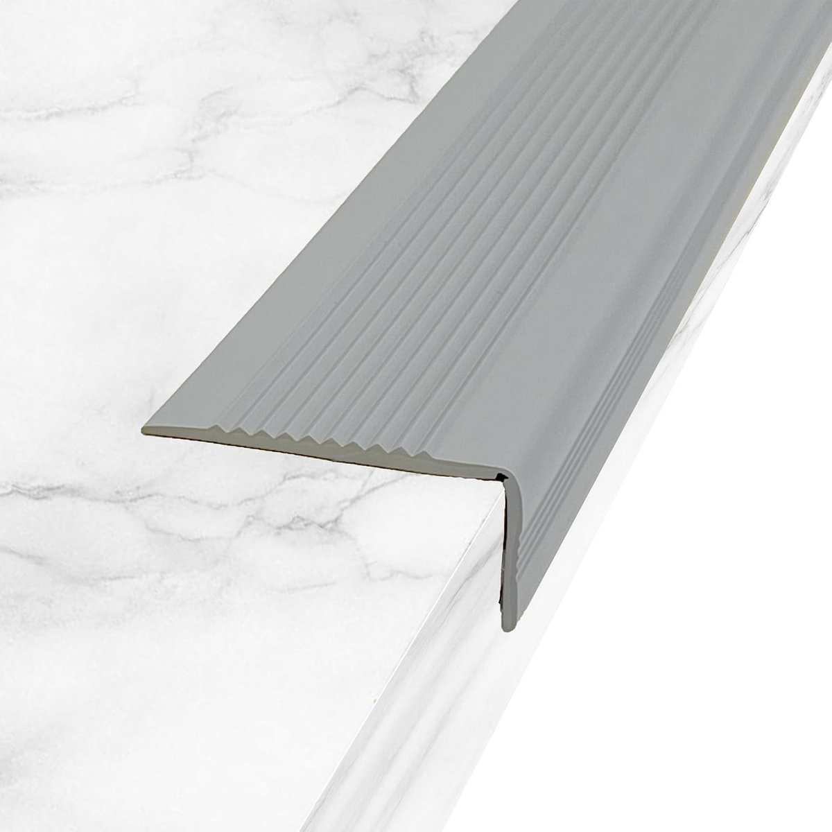 Non-slip trapneus, zelfklevende vinyl randstrip, PVC rubberen hoekafwerking voor veilige trappen (50x25mm, grijs)