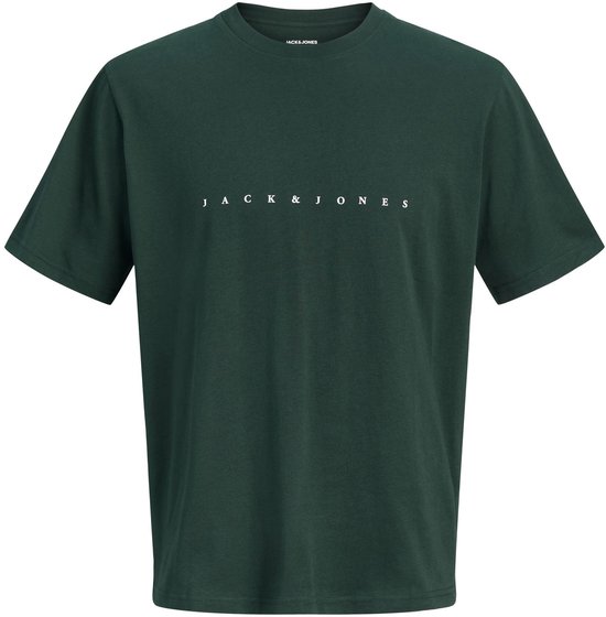 Model in donkergroen T-shirt met 'JACK & JONES' opdruk en wijde jeans.