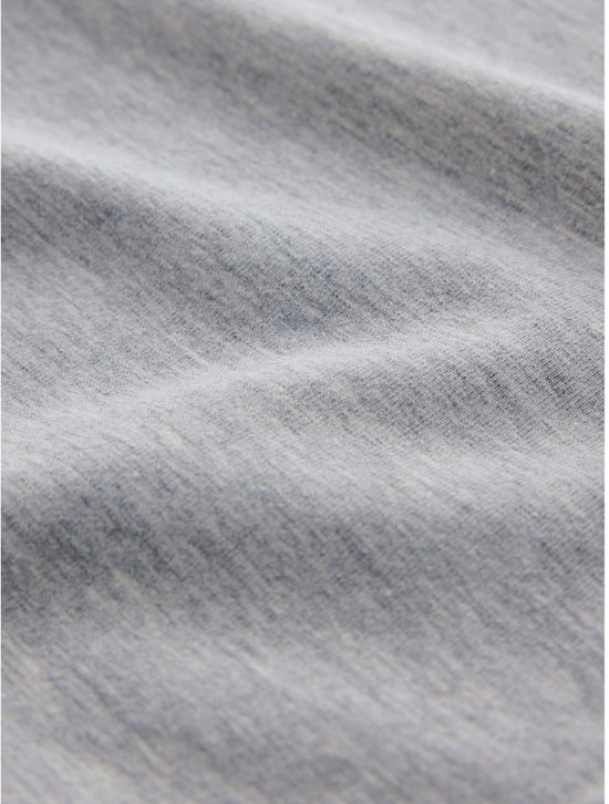 Grijze jersey stof met textuur.
