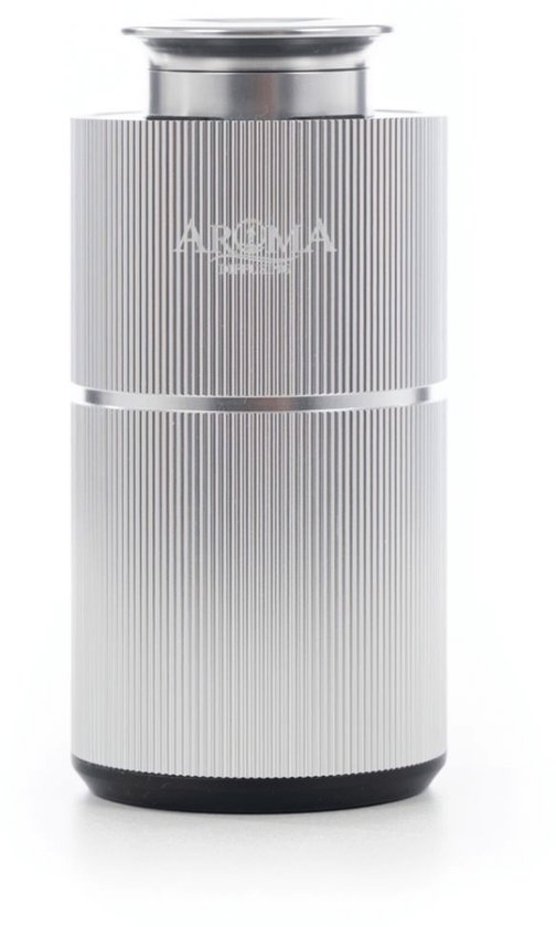 Zilverkleurige, geribbelde Aroma diffuser op een witte achtergrond.