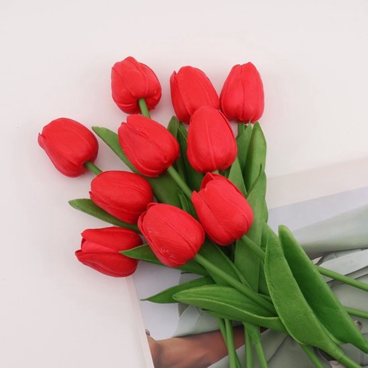 20 rode, realistisch aanvoelende kunstmatige tulpen, gemaakt van latex PU met gesimuleerde bloemstelen, geschikt voor bruidsboeketten, kerst en huisdecoratie.
