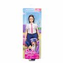 Barbie pop als piloot met een wit uniform, blauwe broek en roze stropdas. Houdt een blauwe pet vast.