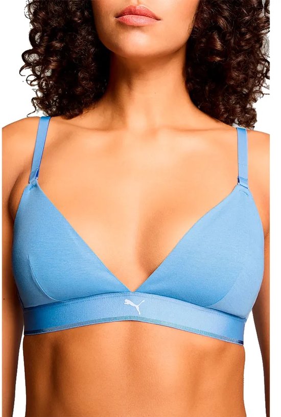 Deel van een vrouw die een lichtblauwe triangle bralette draagt met een Puma logo.