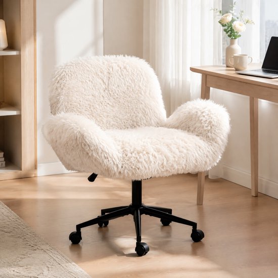 Beige pluche bureaustoel met armleuningen, staand op een houten vloer.