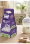 Paarse verpakking met twee Philips Avent Natural Response zuigreflexen, snelheid 4. Babyflesje ernaast.