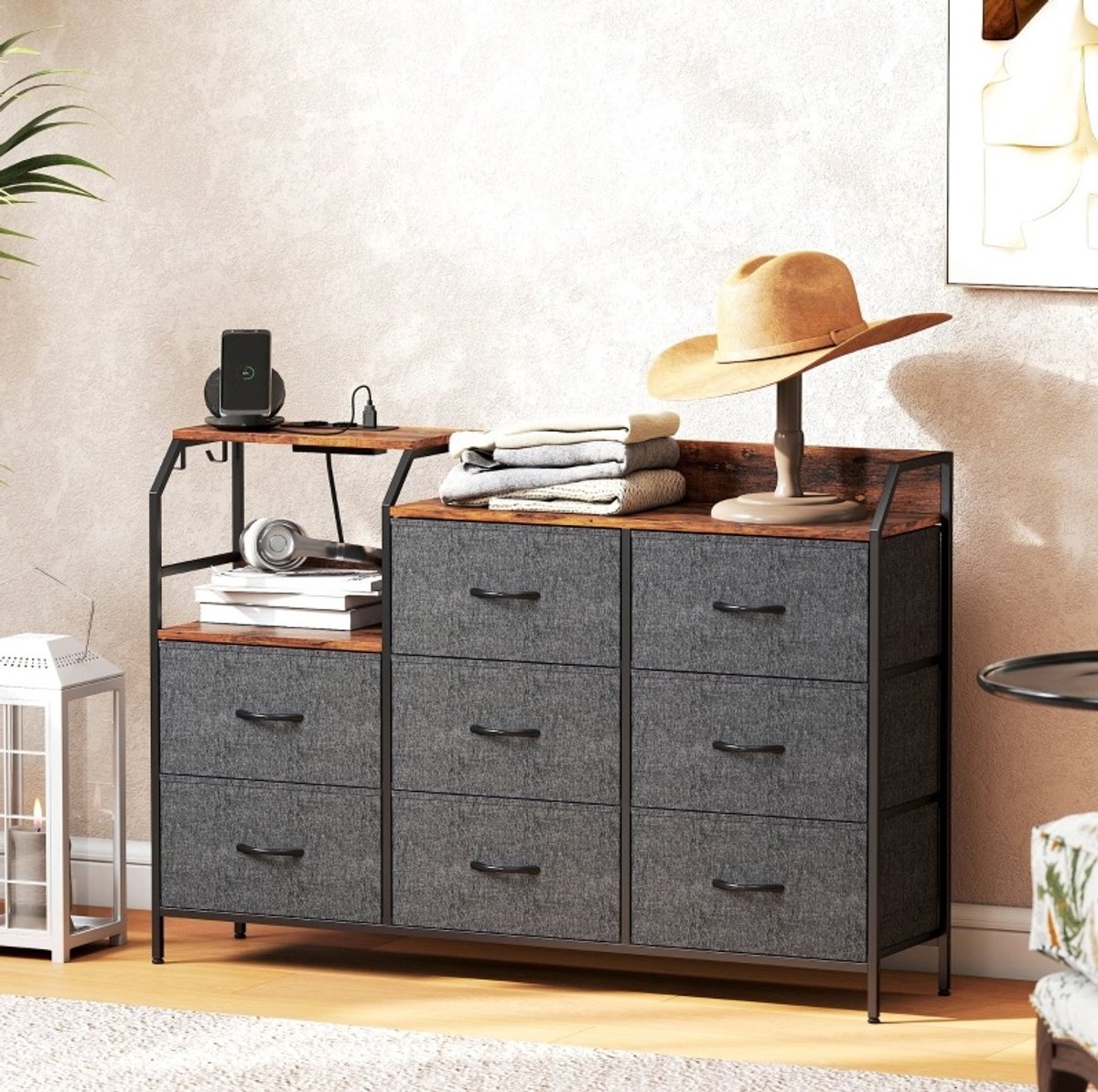 Ladekast Met 8 Stoffen Lades En Oplaadstation – Industrieel Voor Slaapkamer Woonkamer En Hal – Hout – Rustiek Bruin Zwart – 130,5x30x88 Cm