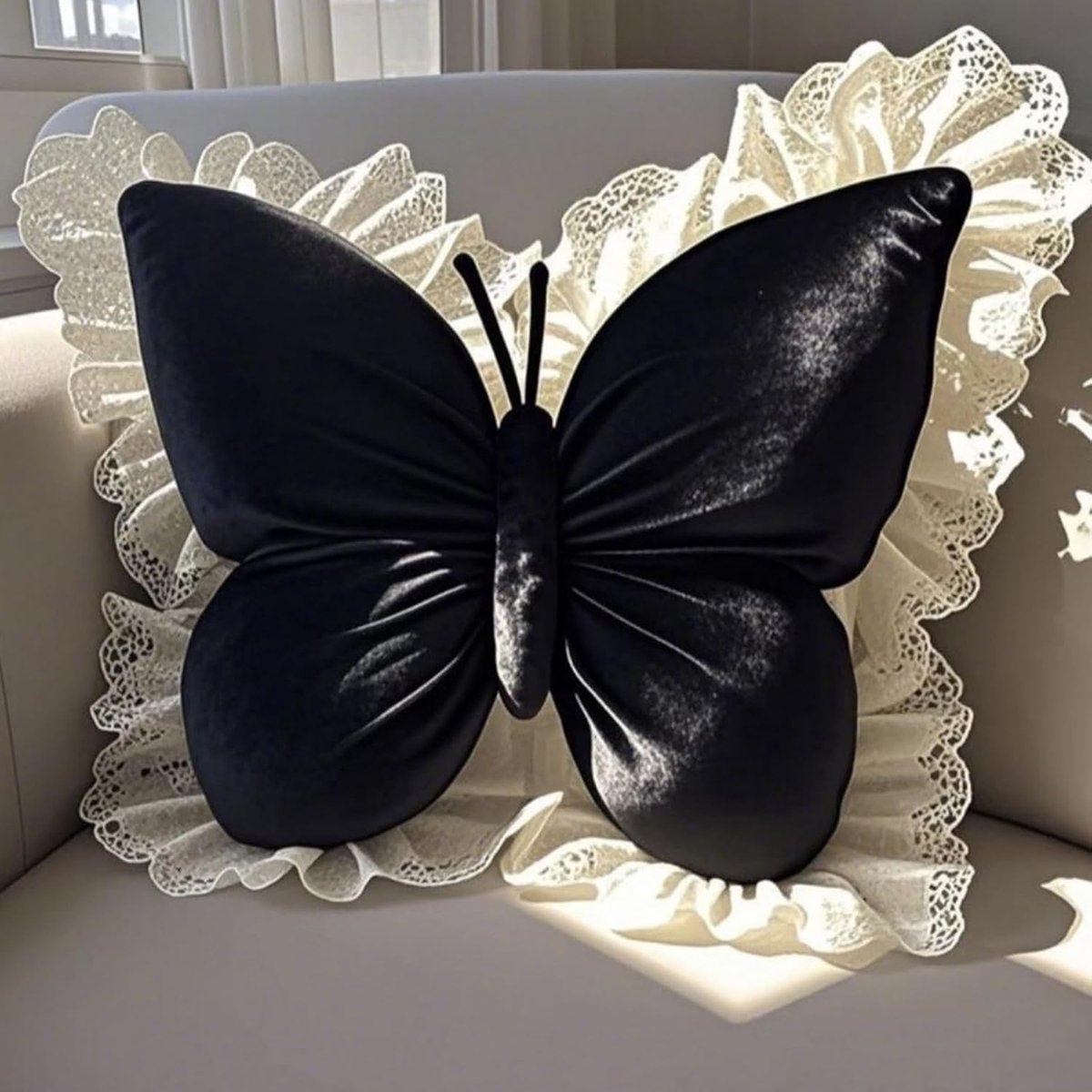 LISM-Een vlinderkussen met kanten versieringen, een schattig vlindervormig decoratief kussen Geschikt voor in huis, zwart, 31×43 cm.