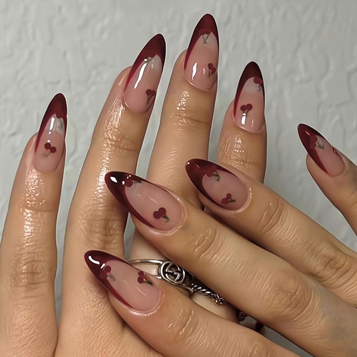 Press on nagels 24 stuks - medium amandelvorm - donkerrode Franse tips - vintage stijl met kersen rhinestone - ShopVlot