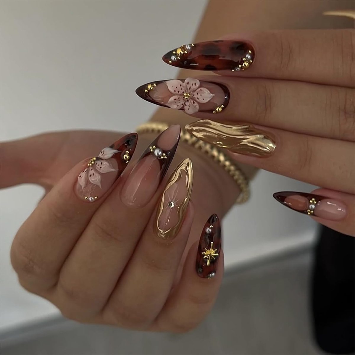 Press on nails 24 stuks - Lange mandelformaat - 3D-goudstrepen en bloemen - Eenvoudig aan te brengen - ShopVlot