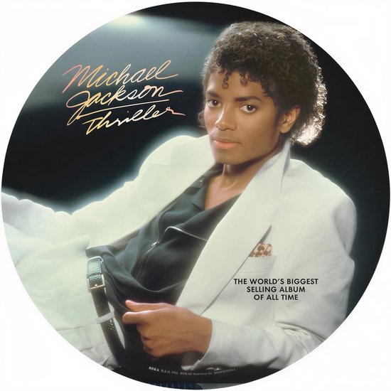 Michael Jackson, sur la pochette de Thriller, porte une veste blanche et une chemise noire. "The World's Biggest Selling Album of All Time"