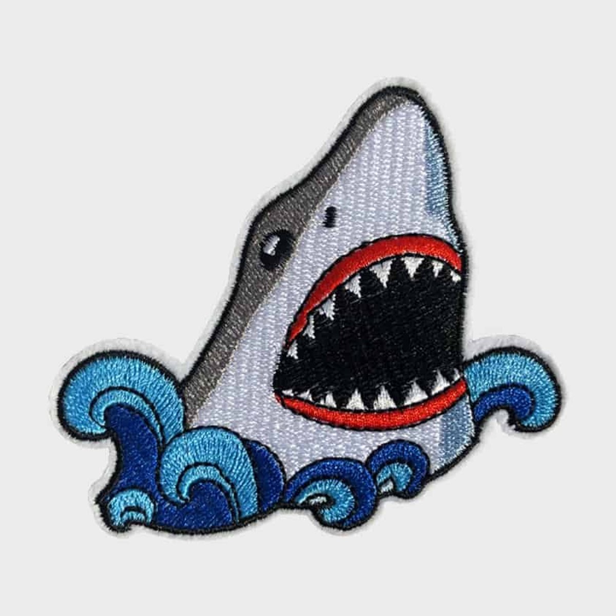 Patchy® – Haai Strijk Embleem Patch 8 x 9.5 cm