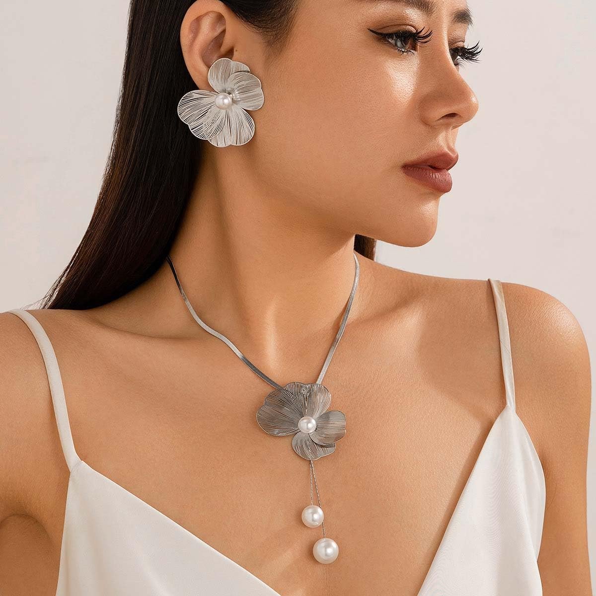 Metallic ginkgo-blad bloemen 3D imitatieparels hanger verstelbare halsketting en oorbellen set voor vrouwen