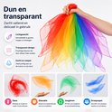 Hand houdt een regenboog van gekleurde sjaals vast die in de lucht zweven. Close-up van rode, oranje, groene en blauwe sjaals. Geschikt voor dans, educatie, jongleren, groep.