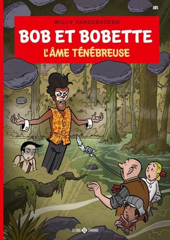 Bob et Bobette - L'Âme ténébreuse : Trois enfants regardent un charlatan avec un masque et une veste à carreaux jaunes dans une forêt marécageuse.