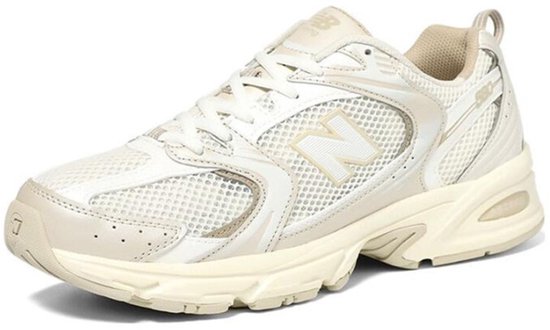 New Balance 530 sneaker in beige met witte veters en een N-logo op de zijkant.