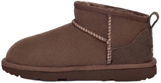 Bruine UGG laarsjes met witte stiksels, UGG logo op de hiel en een lus aan de achterkant.