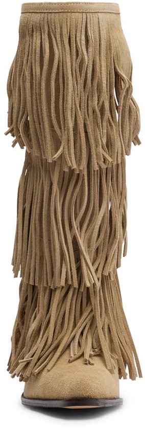 Beige suède laars met drie lagen franjes, voorkant zichtbaar.