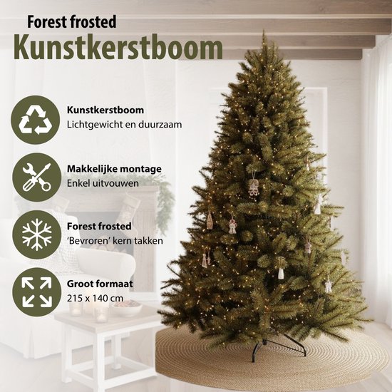 Een groene kunstkerstboom, Forest Frosted, 215x140 cm, met kerstverlichting en bruine zakjes als decoratie.