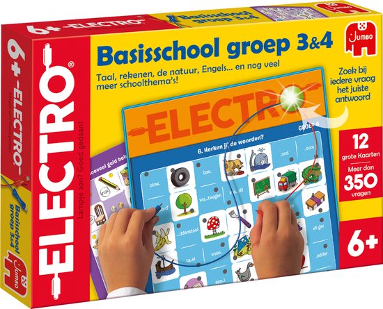Electro educatief spel "Basisschool groep 3&4" met afbeeldingen van dieren, voedsel en alledaagse objecten. Kinderhanden gebruiken de oranje stekker om antwoorden te vinden.