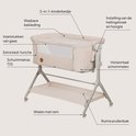 Lit cododo beige avec étiquettes soulignant le revêtement lavable, inserts en maille, matelas en mousse, fonction de balancement et réglage de la hauteur.